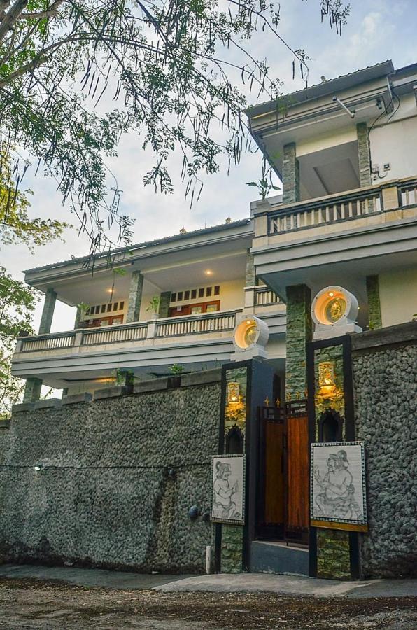 The Puncak Santhi Inn Batununggul Exterior photo